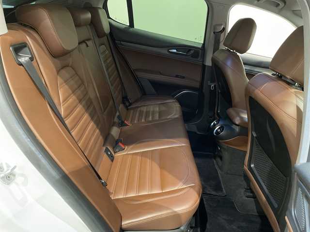 アルファロメオ ステルヴィオ ファーストエディション 新潟県 2018(平30)年 4.7万km 白 FastEdition４００台限定/・harman/kardonプレミアムサウンドシステム/・プレミアムレザーシート（チョコレート）/・グレイオークウッドインテリア/・レッドキャリパー/・FastEdition専用２０インチAW/・アルファ ホワイト（ボディーカラー）/標準装備/・アダプティブクルーズコントロール/・レーンキピングアシスト/・ブラインドスポットモニター/・コーナーセンサー/・バックカメラ/・ミラーヒーター/・パワーシート/・シートヒーター/・ステアリングヒーター/・パワーテールゲート/・Bluetooth/・AppleCarPlay/・ETC