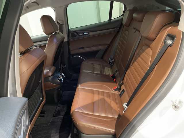 アルファロメオ ステルヴィオ ファーストエディション 新潟県 2018(平30)年 4.7万km 白 FastEdition４００台限定/・harman/kardonプレミアムサウンドシステム/・プレミアムレザーシート（チョコレート）/・グレイオークウッドインテリア/・レッドキャリパー/・FastEdition専用２０インチAW/・アルファ ホワイト（ボディーカラー）/標準装備/・アダプティブクルーズコントロール/・レーンキピングアシスト/・ブラインドスポットモニター/・コーナーセンサー/・バックカメラ/・ミラーヒーター/・パワーシート/・シートヒーター/・ステアリングヒーター/・パワーテールゲート/・Bluetooth/・AppleCarPlay/・ETC