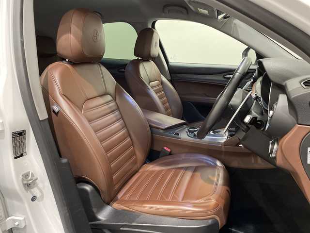 アルファロメオ ステルヴィオ ファーストエディション 新潟県 2018(平30)年 4.7万km 白 FastEdition４００台限定/・harman/kardonプレミアムサウンドシステム/・プレミアムレザーシート（チョコレート）/・グレイオークウッドインテリア/・レッドキャリパー/・FastEdition専用２０インチAW/・アルファ ホワイト（ボディーカラー）/標準装備/・アダプティブクルーズコントロール/・レーンキピングアシスト/・ブラインドスポットモニター/・コーナーセンサー/・バックカメラ/・ミラーヒーター/・パワーシート/・シートヒーター/・ステアリングヒーター/・パワーテールゲート/・Bluetooth/・AppleCarPlay/・ETC
