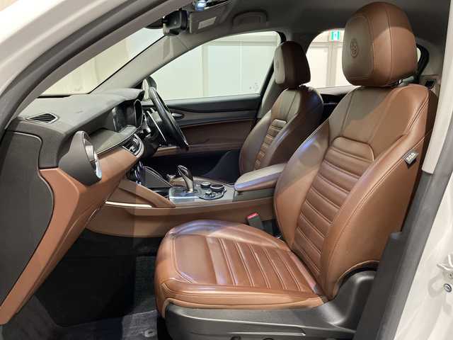 アルファロメオ ステルヴィオ ファーストエディション 新潟県 2018(平30)年 4.7万km 白 FastEdition４００台限定/・harman/kardonプレミアムサウンドシステム/・プレミアムレザーシート（チョコレート）/・グレイオークウッドインテリア/・レッドキャリパー/・FastEdition専用２０インチAW/・アルファ ホワイト（ボディーカラー）/標準装備/・アダプティブクルーズコントロール/・レーンキピングアシスト/・ブラインドスポットモニター/・コーナーセンサー/・バックカメラ/・ミラーヒーター/・パワーシート/・シートヒーター/・ステアリングヒーター/・パワーテールゲート/・Bluetooth/・AppleCarPlay/・ETC