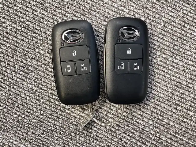 ダイハツ ムーヴ キャンバス ストライプス G 三重県 2023(令5)年 0.7万km シャイニングホワイトパール/レイクブルーメタリック スマートアシスト/カロッツエリアディスプレイオーディオ/Bluetooth/バックカメラ/予約機能付き両側パワースライドドア/シートヒーター/LEDヘッドライト/LEDフォグライト/スマートキー/プッシュスタート/ドライブレコーダー