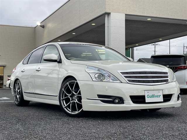 日産 ティアナ 250XV 栃木県 2012(平24)年 11.1万km ホワイトパール 純正メモリナビ/[ワンセグ/AM/FM/CD/DVD/BT/AUX]/バックカメラ/ETC/前席パワーシート/D席メモリーシート/前席シートヒーター/前席エアシート/N席オットマン/コーナーセンサー/本革レザーシート(ベージュ)/RAYS19インチアルミ/ダウンサス/平面ハーフミラータイプGPSレーダー探知機/オートライト/HIDヘッドライト/フォグランプ/ステアスイッチ/プッシュスタート/純正マット/電格ミラー/保証書/取扱説明書
