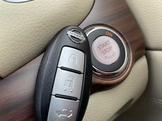 日産 ティアナ 250XV 栃木県 2012(平24)年 11.1万km ホワイトパール 純正メモリナビ/[ワンセグ/AM/FM/CD/DVD/BT/AUX]/バックカメラ/ETC/前席パワーシート/D席メモリーシート/前席シートヒーター/前席エアシート/N席オットマン/コーナーセンサー/本革レザーシート(ベージュ)/RAYS19インチアルミ/ダウンサス/平面ハーフミラータイプGPSレーダー探知機/オートライト/HIDヘッドライト/フォグランプ/ステアスイッチ/プッシュスタート/純正マット/電格ミラー/保証書/取扱説明書