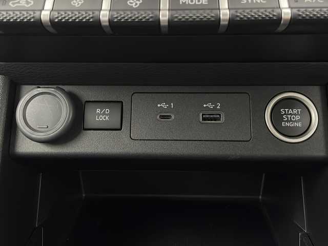三菱 トライトン GSR 栃木県 2024(令6)年 0.4万km ダイヤモンドブラックマイカ ワンオーナー/純正9型ナビ/全周囲カメラ/フルセグTV/衝突被害軽減ブレーキ/車線逸脱抑制装置/レーダークルーズコントロール/オートマチックハイビーム/クリアランスソナー/ブラインドスポットモニター/シートヒーター/ステアリングヒーター/純正18インチAW/LEDヘッドライト/スマートキー/保証書/取扱説明書/スペアキー