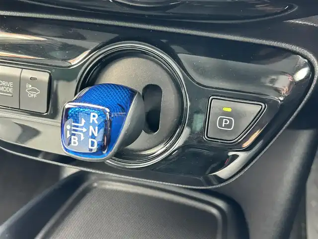 トヨタ プリウス S ツーリングセレクション 和歌山県 2019(平31)年 5.1万km ホワイトパールクリスタルシャイン 純正9インチメモリーナビ/フルセグ/バックカメラ/トヨタセーフティセンス/レーダークルーズコントロール/レーンキープアシスト/プリクラッシュセーフティ/ハイビームアシスト/インテリジェントパーキングアシスト/レザーシート/シートヒーター/LEDヘッドライト/プッシュスタート/ETC2.0/純正ドライブレコーダー/スマートキー/禁煙車/純正アルミホイール/革巻ハンドル