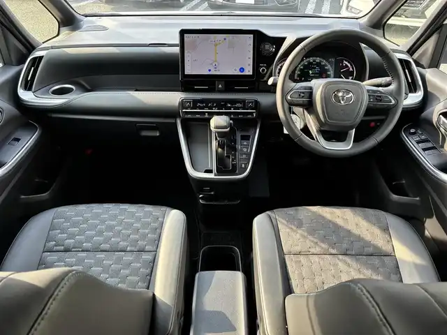 トヨタ ヴォクシー S－Z 熊本県 2023(令5)年 3.4万km ホワイトパールクリスタルシャイン 純正ディスプレイオーディオ（ナビ機能付き）/【フルセグTV/CD/DVD/Bluetooth/Miracast】/バックカメラ/フリップダウンモニター（V14T-R72R)/両側パワースライドドア/レーダークルーズコントロール/衝突被害軽減システム/レーンキープアシスト/クリアランスソナー/黒ハーフレザーシート/前席シートヒーター/純正17インチアルミホイル/LEDオートヘッドライト/フォグ/ETC2.0/アイドリングストップ/横滑り防止装置/純正フロアマット/保証書/取扱説明書