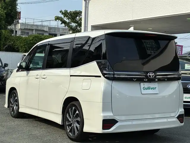 トヨタ ヴォクシー S－Z 熊本県 2023(令5)年 3.4万km ホワイトパールクリスタルシャイン 純正ディスプレイオーディオ（ナビ機能付き）/【フルセグTV/CD/DVD/Bluetooth/Miracast】/バックカメラ/フリップダウンモニター（V14T-R72R)/両側パワースライドドア/レーダークルーズコントロール/衝突被害軽減システム/レーンキープアシスト/クリアランスソナー/黒ハーフレザーシート/前席シートヒーター/純正17インチアルミホイル/LEDオートヘッドライト/フォグ/ETC2.0/アイドリングストップ/横滑り防止装置/純正フロアマット/保証書/取扱説明書
