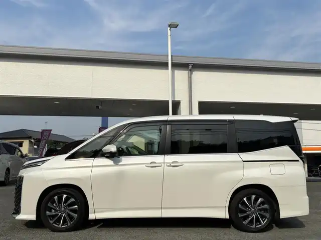 トヨタ ヴォクシー S－Z 熊本県 2023(令5)年 3.4万km ホワイトパールクリスタルシャイン 純正ディスプレイオーディオ（ナビ機能付き）/【フルセグTV/CD/DVD/Bluetooth/Miracast】/バックカメラ/フリップダウンモニター（V14T-R72R)/両側パワースライドドア/レーダークルーズコントロール/衝突被害軽減システム/レーンキープアシスト/クリアランスソナー/黒ハーフレザーシート/前席シートヒーター/純正17インチアルミホイル/LEDオートヘッドライト/フォグ/ETC2.0/アイドリングストップ/横滑り防止装置/純正フロアマット/保証書/取扱説明書