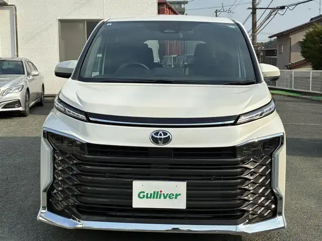 トヨタ ヴォクシー S－Z 熊本県 2023(令5)年 3.4万km ホワイトパールクリスタルシャイン 純正ディスプレイオーディオ（ナビ機能付き）/【フルセグTV/CD/DVD/Bluetooth/Miracast】/バックカメラ/フリップダウンモニター（V14T-R72R)/両側パワースライドドア/レーダークルーズコントロール/衝突被害軽減システム/レーンキープアシスト/クリアランスソナー/黒ハーフレザーシート/前席シートヒーター/純正17インチアルミホイル/LEDオートヘッドライト/フォグ/ETC2.0/アイドリングストップ/横滑り防止装置/純正フロアマット/保証書/取扱説明書