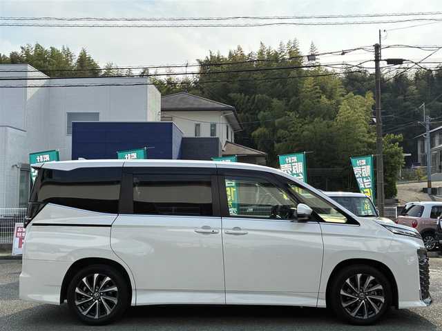 トヨタ ヴォクシー S－Z 熊本県 2023(令5)年 3.4万km ホワイトパールクリスタルシャイン 純正ディスプレイオーディオ（ナビ機能付き）/【フルセグTV/CD/DVD/Bluetooth/Miracast】/バックカメラ/フリップダウンモニター（V14T-R72R)/両側パワースライドドア/レーダークルーズコントロール/衝突被害軽減システム/レーンキープアシスト/クリアランスソナー/黒ハーフレザーシート/前席シートヒーター/純正17インチアルミホイル/LEDオートヘッドライト/フォグ/ETC2.0/アイドリングストップ/横滑り防止装置/純正フロアマット/保証書/取扱説明書