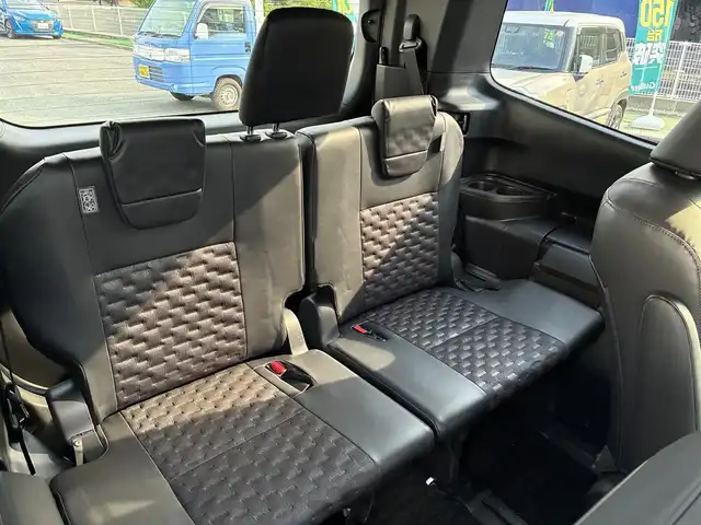 トヨタ ヴォクシー S－Z 熊本県 2023(令5)年 3.4万km ホワイトパールクリスタルシャイン 純正ディスプレイオーディオ（ナビ機能付き）/【フルセグTV/CD/DVD/Bluetooth/Miracast】/バックカメラ/フリップダウンモニター（V14T-R72R)/両側パワースライドドア/レーダークルーズコントロール/衝突被害軽減システム/レーンキープアシスト/クリアランスソナー/黒ハーフレザーシート/前席シートヒーター/純正17インチアルミホイル/LEDオートヘッドライト/フォグ/ETC2.0/アイドリングストップ/横滑り防止装置/純正フロアマット/保証書/取扱説明書