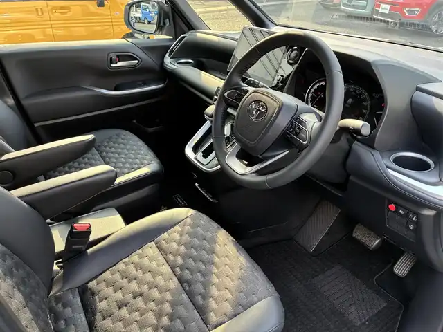 トヨタ ヴォクシー S－Z 熊本県 2023(令5)年 3.4万km ホワイトパールクリスタルシャイン 純正ディスプレイオーディオ（ナビ機能付き）/【フルセグTV/CD/DVD/Bluetooth/Miracast】/バックカメラ/フリップダウンモニター（V14T-R72R)/両側パワースライドドア/レーダークルーズコントロール/衝突被害軽減システム/レーンキープアシスト/クリアランスソナー/黒ハーフレザーシート/前席シートヒーター/純正17インチアルミホイル/LEDオートヘッドライト/フォグ/ETC2.0/アイドリングストップ/横滑り防止装置/純正フロアマット/保証書/取扱説明書