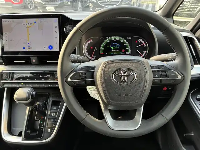 トヨタ ヴォクシー S－Z 熊本県 2023(令5)年 3.4万km ホワイトパールクリスタルシャイン 純正ディスプレイオーディオ（ナビ機能付き）/【フルセグTV/CD/DVD/Bluetooth/Miracast】/バックカメラ/フリップダウンモニター（V14T-R72R)/両側パワースライドドア/レーダークルーズコントロール/衝突被害軽減システム/レーンキープアシスト/クリアランスソナー/黒ハーフレザーシート/前席シートヒーター/純正17インチアルミホイル/LEDオートヘッドライト/フォグ/ETC2.0/アイドリングストップ/横滑り防止装置/純正フロアマット/保証書/取扱説明書
