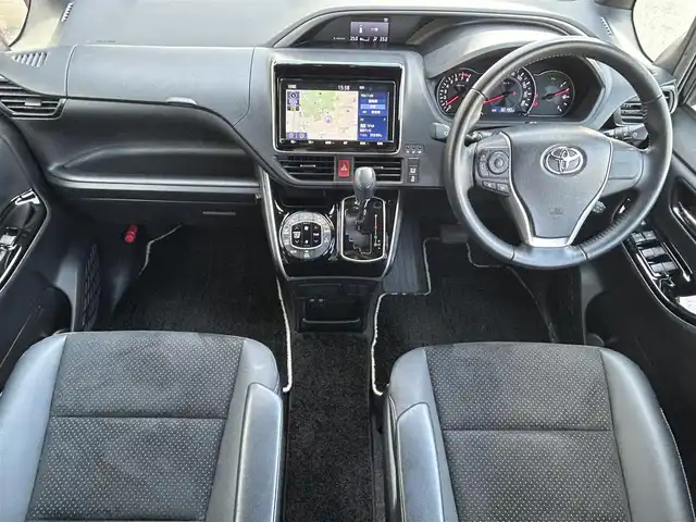 トヨタ ヴォクシー ZS 煌Ⅲ 奈良県 2020(令2)年 3.1万km ブラック ワンオーナー/純正メモリナビ【NSZT- Y68T 】/(フルセグTV/BT/CD)/パワースライドドア(両側)/衝突軽減装置/横滑り防止システム/車線はみだし防止/クルーズコントロール(追従式)/コーナーセンサー/パーキングセンサー/バックカメラ/オートハイビーム/ドライブレコーダー/ETC2.0(ビルドイン)/スタッドレスタイヤ(社外AW積み込み)/USB/革巻きステアリング/アイドリングストップ/スペアキー×１/純正マット/ドアバイザー/保証書・取説