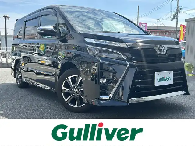 トヨタ ヴォクシー ZS 煌Ⅲ 奈良県 2020(令2)年 3.1万km ブラック ワンオーナー/純正メモリナビ【NSZT- Y68T 】/(フルセグTV/BT/CD)/パワースライドドア(両側)/衝突軽減装置/横滑り防止システム/車線はみだし防止/クルーズコントロール(追従式)/コーナーセンサー/パーキングセンサー/バックカメラ/オートハイビーム/ドライブレコーダー/ETC2.0(ビルドイン)/スタッドレスタイヤ(社外AW積み込み)/USB/革巻きステアリング/アイドリングストップ/スペアキー×１/純正マット/ドアバイザー/保証書・取説