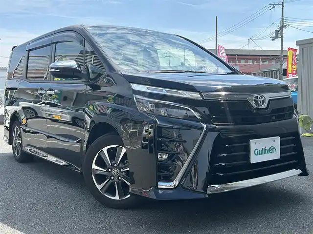 トヨタ ヴォクシー ZS 煌Ⅲ 奈良県 2020(令2)年 3.1万km ブラック ワンオーナー/純正メモリナビ【NSZT- Y68T 】/(フルセグTV/BT/CD)/パワースライドドア(両側)/衝突軽減装置/横滑り防止システム/車線はみだし防止/クルーズコントロール(追従式)/コーナーセンサー/パーキングセンサー/バックカメラ/オートハイビーム/ドライブレコーダー/ETC2.0(ビルドイン)/スタッドレスタイヤ(社外AW積み込み)/USB/革巻きステアリング/アイドリングストップ/スペアキー×１/純正マット/ドアバイザー/保証書・取説