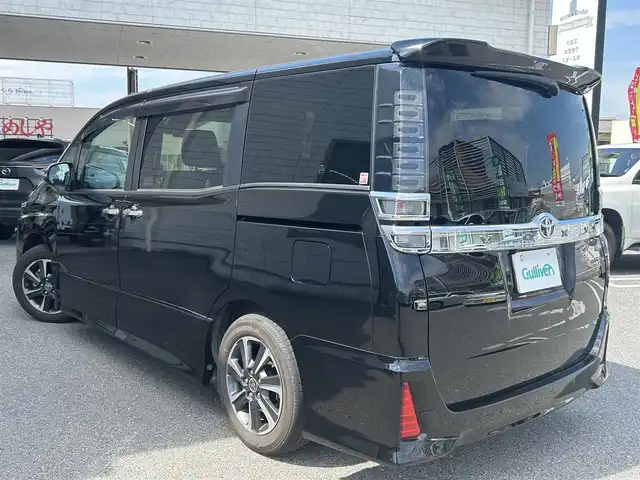 トヨタ ヴォクシー ZS 煌Ⅲ 奈良県 2020(令2)年 3.1万km ブラック ワンオーナー/純正メモリナビ【NSZT- Y68T 】/(フルセグTV/BT/CD)/パワースライドドア(両側)/衝突軽減装置/横滑り防止システム/車線はみだし防止/クルーズコントロール(追従式)/コーナーセンサー/パーキングセンサー/バックカメラ/オートハイビーム/ドライブレコーダー/ETC2.0(ビルドイン)/スタッドレスタイヤ(社外AW積み込み)/USB/革巻きステアリング/アイドリングストップ/スペアキー×１/純正マット/ドアバイザー/保証書・取説