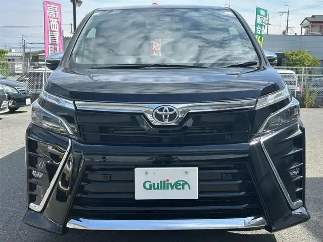 トヨタ ヴォクシー ZS 煌Ⅲ 奈良県 2020(令2)年 3.1万km ブラック ワンオーナー/純正メモリナビ【NSZT- Y68T 】/(フルセグTV/BT/CD)/パワースライドドア(両側)/衝突軽減装置/横滑り防止システム/車線はみだし防止/クルーズコントロール(追従式)/コーナーセンサー/パーキングセンサー/バックカメラ/オートハイビーム/ドライブレコーダー/ETC2.0(ビルドイン)/スタッドレスタイヤ(社外AW積み込み)/USB/革巻きステアリング/アイドリングストップ/スペアキー×１/純正マット/ドアバイザー/保証書・取説