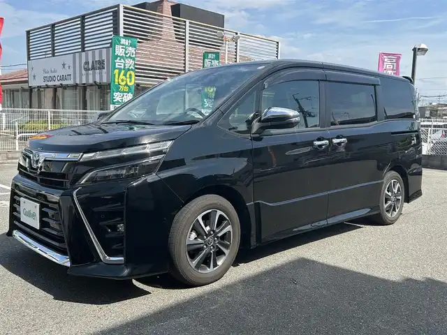 トヨタ ヴォクシー ZS 煌Ⅲ 奈良県 2020(令2)年 3.1万km ブラック ワンオーナー/純正メモリナビ【NSZT- Y68T 】/(フルセグTV/BT/CD)/パワースライドドア(両側)/衝突軽減装置/横滑り防止システム/車線はみだし防止/クルーズコントロール(追従式)/コーナーセンサー/パーキングセンサー/バックカメラ/オートハイビーム/ドライブレコーダー/ETC2.0(ビルドイン)/スタッドレスタイヤ(社外AW積み込み)/USB/革巻きステアリング/アイドリングストップ/スペアキー×１/純正マット/ドアバイザー/保証書・取説