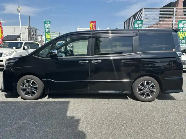 トヨタ ヴォクシー ZS 煌Ⅲ 奈良県 2020(令2)年 3.1万km ブラック ワンオーナー/純正メモリナビ【NSZT- Y68T 】/(フルセグTV/BT/CD)/パワースライドドア(両側)/衝突軽減装置/横滑り防止システム/車線はみだし防止/クルーズコントロール(追従式)/コーナーセンサー/パーキングセンサー/バックカメラ/オートハイビーム/ドライブレコーダー/ETC2.0(ビルドイン)/スタッドレスタイヤ(社外AW積み込み)/USB/革巻きステアリング/アイドリングストップ/スペアキー×１/純正マット/ドアバイザー/保証書・取説