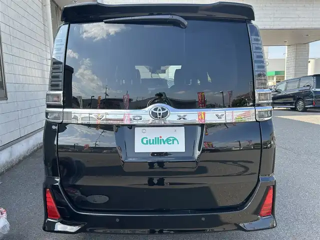 トヨタ ヴォクシー ZS 煌Ⅲ 奈良県 2020(令2)年 3.1万km ブラック ワンオーナー/純正メモリナビ【NSZT- Y68T 】/(フルセグTV/BT/CD)/パワースライドドア(両側)/衝突軽減装置/横滑り防止システム/車線はみだし防止/クルーズコントロール(追従式)/コーナーセンサー/パーキングセンサー/バックカメラ/オートハイビーム/ドライブレコーダー/ETC2.0(ビルドイン)/スタッドレスタイヤ(社外AW積み込み)/USB/革巻きステアリング/アイドリングストップ/スペアキー×１/純正マット/ドアバイザー/保証書・取説