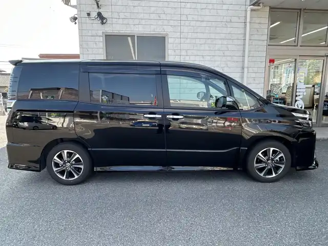 トヨタ ヴォクシー ZS 煌Ⅲ 奈良県 2020(令2)年 3.1万km ブラック ワンオーナー/純正メモリナビ【NSZT- Y68T 】/(フルセグTV/BT/CD)/パワースライドドア(両側)/衝突軽減装置/横滑り防止システム/車線はみだし防止/クルーズコントロール(追従式)/コーナーセンサー/パーキングセンサー/バックカメラ/オートハイビーム/ドライブレコーダー/ETC2.0(ビルドイン)/スタッドレスタイヤ(社外AW積み込み)/USB/革巻きステアリング/アイドリングストップ/スペアキー×１/純正マット/ドアバイザー/保証書・取説