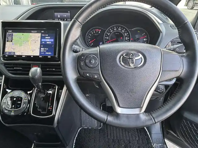 トヨタ ヴォクシー ZS 煌Ⅲ 奈良県 2020(令2)年 3.1万km ブラック ワンオーナー/純正メモリナビ【NSZT- Y68T 】/(フルセグTV/BT/CD)/パワースライドドア(両側)/衝突軽減装置/横滑り防止システム/車線はみだし防止/クルーズコントロール(追従式)/コーナーセンサー/パーキングセンサー/バックカメラ/オートハイビーム/ドライブレコーダー/ETC2.0(ビルドイン)/スタッドレスタイヤ(社外AW積み込み)/USB/革巻きステアリング/アイドリングストップ/スペアキー×１/純正マット/ドアバイザー/保証書・取説