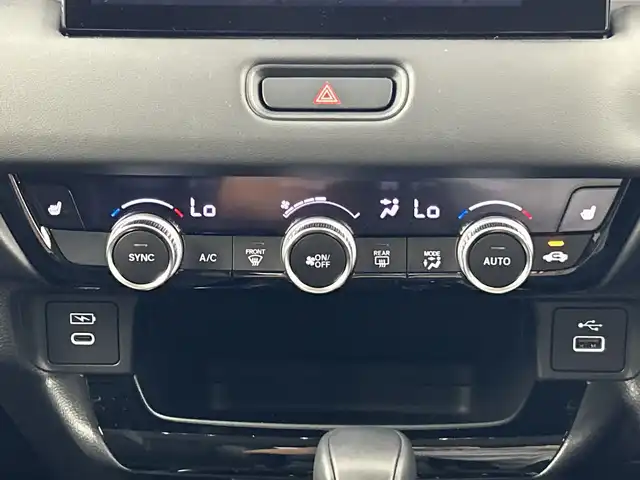 ホンダ ヴェゼル ハイブリッド e:HEV Z 愛知県 2024(令6)年 1.4万km プラチナホワイトパール 禁煙車/ワンオーナー/純正9インチナビ/（AM/FM/Bluetooth/フルセグTV）/バックカメラ/ワイヤレス充電/ホンダセンシング/・衝突軽減ブレーキ/・先行車発信お知らせ機能/・アダプティブクルーズコントロール/・ブラインドスポットモニター/・オートマチックハイビーム/前後コーナーセンサー/ETC2.0/シートヒーター/ハーフレザーシート/パドルシフト/ステアリングヒーター/パワーバックドア/スマートキー/スペアキー有/純正アルミホイール
