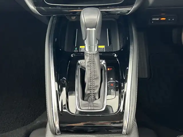 ホンダ ヴェゼル ハイブリッド e:HEV Z 愛知県 2024(令6)年 1.4万km プラチナホワイトパール 禁煙車/ワンオーナー/純正9インチナビ/（AM/FM/Bluetooth/フルセグTV）/バックカメラ/ワイヤレス充電/ホンダセンシング/・衝突軽減ブレーキ/・先行車発信お知らせ機能/・アダプティブクルーズコントロール/・ブラインドスポットモニター/・オートマチックハイビーム/前後コーナーセンサー/ETC2.0/シートヒーター/ハーフレザーシート/パドルシフト/ステアリングヒーター/パワーバックドア/スマートキー/スペアキー有/純正アルミホイール
