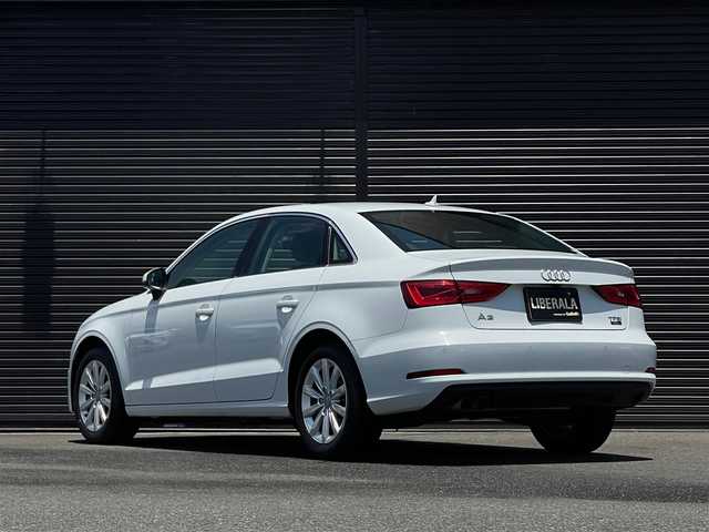 アウディ Ａ３ セダン 1．4 TFSI 山梨県 2016(平28)年 1.4万km グレイシアホワイトメタリック レザーパッケージ/LEDヘッドライトパッケージ/ACC/黒革/純正MMIナビ/バックカメラ/アウディプレセンス(衝突軽減ブレーキ)/フルセグTV/ETC(DSRC)/前席シートヒーター/前席パワーシート/オートライト/LEDヘッドライト/ライティングパッケージ/前後PDC