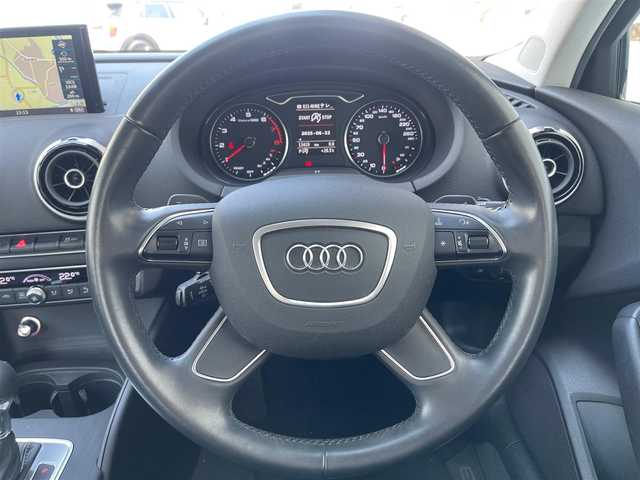 アウディ Ａ３ セダン 1．4 TFSI 山梨県 2016(平28)年 1.4万km グレイシアホワイトメタリック レザーパッケージ/LEDヘッドライトパッケージ/ACC/黒革/純正MMIナビ/バックカメラ/アウディプレセンス(衝突軽減ブレーキ)/フルセグTV/ETC(DSRC)/前席シートヒーター/前席パワーシート/オートライト/LEDヘッドライト/ライティングパッケージ/前後PDC