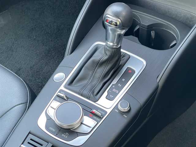 アウディ Ａ３ セダン 1．4 TFSI 山梨県 2016(平28)年 1.4万km グレイシアホワイトメタリック レザーパッケージ/LEDヘッドライトパッケージ/ACC/黒革/純正MMIナビ/バックカメラ/アウディプレセンス(衝突軽減ブレーキ)/フルセグTV/ETC(DSRC)/前席シートヒーター/前席パワーシート/オートライト/LEDヘッドライト/ライティングパッケージ/前後PDC