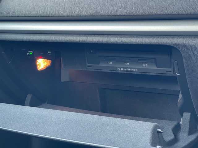アウディ Ａ３ セダン 1．4 TFSI 山梨県 2016(平28)年 1.4万km グレイシアホワイトメタリック レザーパッケージ/LEDヘッドライトパッケージ/ACC/黒革/純正MMIナビ/バックカメラ/アウディプレセンス(衝突軽減ブレーキ)/フルセグTV/ETC(DSRC)/前席シートヒーター/前席パワーシート/オートライト/LEDヘッドライト/ライティングパッケージ/前後PDC