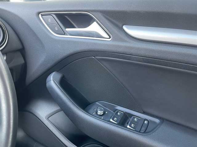 アウディ Ａ３ セダン 1．4 TFSI 山梨県 2016(平28)年 1.4万km グレイシアホワイトメタリック レザーパッケージ/LEDヘッドライトパッケージ/ACC/黒革/純正MMIナビ/バックカメラ/アウディプレセンス(衝突軽減ブレーキ)/フルセグTV/ETC(DSRC)/前席シートヒーター/前席パワーシート/オートライト/LEDヘッドライト/ライティングパッケージ/前後PDC