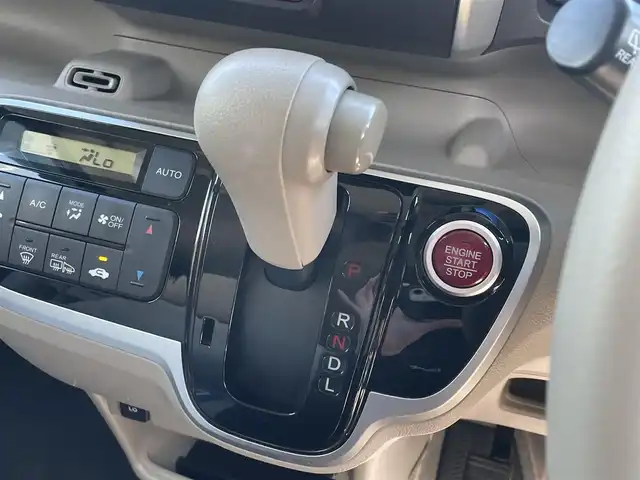 ホンダ Ｎ ＢＯＸ G Lパッケージ 鳥取県 2015(平27)年 8.2万km プレミアムホワイトパールⅡ (株)IDOMが運営する【じしゃロン鳥取店】の自社ローン専用車両になります。こちらは現金またはオートローンご利用時の価格です。自社ローンご希望の方は別途その旨お申付け下さい/４WD/純正ナビ/・ワンセグTV（走行中視聴不可）/・AM/FM/・CD/DVD/・Bluetooth接続/バックカメラ/片側パワースライドドア/前席シートヒーター/アイドリングストップ/ETC