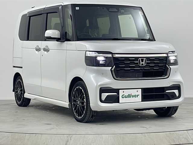 ホンダ Ｎ ＢＯＸ カスタム ターボ コーディネートS 熊本県 2024(令6)年 1.2万km パール ワンオーナー　/禁煙車　/純正9インチナビ（ＣＤ・ＤＶＤ・フルセグ・ＢＴ・ＳＤ・ＡｐｐｌＣａｒＰｌａｙ・AndroidAuto・ipod）/バックカメラ　/純正前後ドライブレコーダー　/ビルトインＥＴＣ　/ホンダセンシング/・衝突軽減ブレーキ/・急アクセル抑制機能/・誤発進制御機能/・近距離衝突軽減ブレーキ/・歩行者事故低減ステアリング/・路外逸脱抑制機能/・アダブティブクルーズコントロール/横滑り防止/アイドリングストップ/前後クリアランスソナー　/両側パワースライドドア/前席シートヒーター/純正フロアマット/純正１５インチAW/オートライト/LEDヘッドライト/フォグランプ/スマートキー/プッシュスタート/スペアキー1本/保証書/取扱説明書