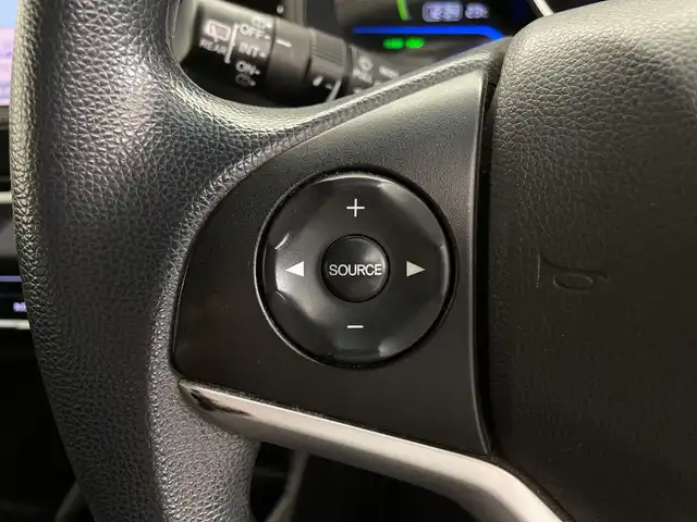 ホンダ フィット ハイブリット Fパッケージ 鹿児島県 2016(平28)年 14.8万km プレミアムホワイトパールⅡ 純正メモリナビ/(BT/CD/DVD/AM/FM/フルセグTV)/バックカメラ/ステアリングスイッチ/ETC/電動格納ミラー/純正フロアマット/純正ドアバイザー/パワーウィンドウ/パワーステアリング/保証書/取扱説明書