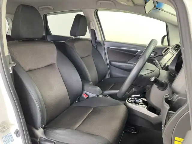 ホンダ フィット ハイブリット Fパッケージ 鹿児島県 2016(平28)年 14.8万km プレミアムホワイトパールⅡ 純正メモリナビ/(BT/CD/DVD/AM/FM/フルセグTV)/バックカメラ/ステアリングスイッチ/ETC/電動格納ミラー/純正フロアマット/純正ドアバイザー/パワーウィンドウ/パワーステアリング/保証書/取扱説明書