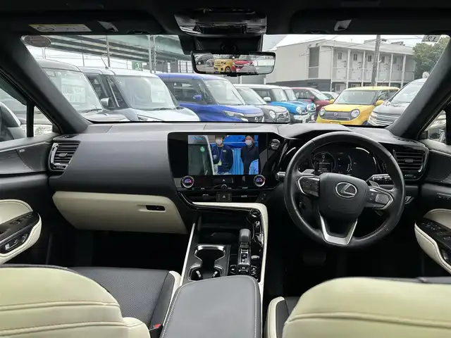 レクサス ＮＸ 350h バージョンL 愛知県 2023(令5)年 2.2万km ソニッククォーツ ＡＷＤ　/14インチディスプレイオーディオ（コネクテッドナビ対応）/パノラマルーフ（IR・UVカット機能付/チルト＆アウタースライド式）/電子インナーミラー（前後方ドラレコ搭載）　/ＤＴＶ　/ＢＴ　/本革シート/純正フロアマット　/“マークレビンソン”プレミアムサラウンドサウンドシステム/レーダークルーズコントロール　/ヘッドアップディスプレイ/TFT液晶式メーター/カラーヘッドアップディスプレイ（連動ステアリングスイッチ付）/Lexus Safety System ＋/レーンディパーチャーアラート［LDA］/レーントレーシングアシスト［LTA］/レーンチェンジアシスト［LCA]/ブラインドスポットモニター［BSM］/パノラミックビューモニター（床下透過表示機能付）/全席シートヒーター/235/50R20　純正ホイール/ETC2.0/パワーバックドア