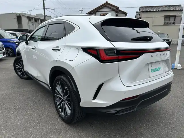レクサス ＮＸ 350h バージョンL 愛知県 2023(令5)年 2.2万km ソニッククォーツ ＡＷＤ　/14インチディスプレイオーディオ（コネクテッドナビ対応）/パノラマルーフ（IR・UVカット機能付/チルト＆アウタースライド式）/電子インナーミラー（前後方ドラレコ搭載）　/ＤＴＶ　/ＢＴ　/本革シート/純正フロアマット　/“マークレビンソン”プレミアムサラウンドサウンドシステム/レーダークルーズコントロール　/ヘッドアップディスプレイ/TFT液晶式メーター/カラーヘッドアップディスプレイ（連動ステアリングスイッチ付）/Lexus Safety System ＋/レーンディパーチャーアラート［LDA］/レーントレーシングアシスト［LTA］/レーンチェンジアシスト［LCA]/ブラインドスポットモニター［BSM］/パノラミックビューモニター（床下透過表示機能付）/全席シートヒーター/235/50R20　純正ホイール/ETC2.0/パワーバックドア