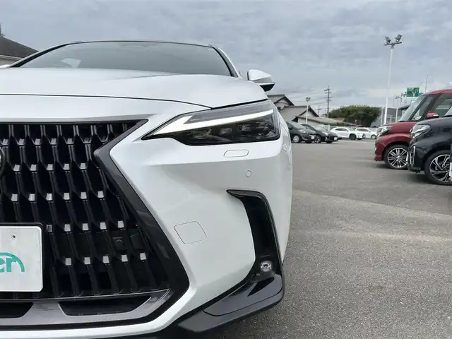 レクサス ＮＸ 350h バージョンL 愛知県 2023(令5)年 2.2万km ソニッククォーツ ＡＷＤ　/14インチディスプレイオーディオ（コネクテッドナビ対応）/パノラマルーフ（IR・UVカット機能付/チルト＆アウタースライド式）/電子インナーミラー（前後方ドラレコ搭載）　/ＤＴＶ　/ＢＴ　/本革シート/純正フロアマット　/“マークレビンソン”プレミアムサラウンドサウンドシステム/レーダークルーズコントロール　/ヘッドアップディスプレイ/TFT液晶式メーター/カラーヘッドアップディスプレイ（連動ステアリングスイッチ付）/Lexus Safety System ＋/レーンディパーチャーアラート［LDA］/レーントレーシングアシスト［LTA］/レーンチェンジアシスト［LCA]/ブラインドスポットモニター［BSM］/パノラミックビューモニター（床下透過表示機能付）/全席シートヒーター/235/50R20　純正ホイール/ETC2.0/パワーバックドア