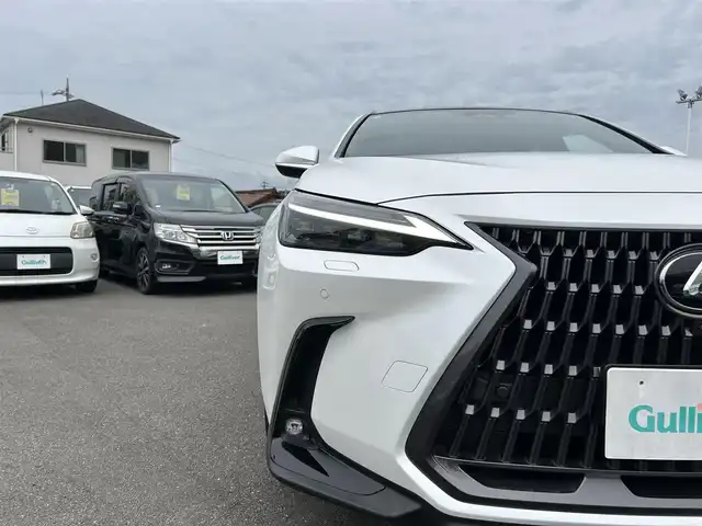レクサス ＮＸ 350h バージョンL 愛知県 2023(令5)年 2.2万km ソニッククォーツ ＡＷＤ　/14インチディスプレイオーディオ（コネクテッドナビ対応）/パノラマルーフ（IR・UVカット機能付/チルト＆アウタースライド式）/電子インナーミラー（前後方ドラレコ搭載）　/ＤＴＶ　/ＢＴ　/本革シート/純正フロアマット　/“マークレビンソン”プレミアムサラウンドサウンドシステム/レーダークルーズコントロール　/ヘッドアップディスプレイ/TFT液晶式メーター/カラーヘッドアップディスプレイ（連動ステアリングスイッチ付）/Lexus Safety System ＋/レーンディパーチャーアラート［LDA］/レーントレーシングアシスト［LTA］/レーンチェンジアシスト［LCA]/ブラインドスポットモニター［BSM］/パノラミックビューモニター（床下透過表示機能付）/全席シートヒーター/235/50R20　純正ホイール/ETC2.0/パワーバックドア