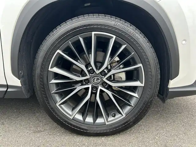 レクサス ＮＸ 350h バージョンL 愛知県 2023(令5)年 2.2万km ソニッククォーツ ＡＷＤ　/14インチディスプレイオーディオ（コネクテッドナビ対応）/パノラマルーフ（IR・UVカット機能付/チルト＆アウタースライド式）/電子インナーミラー（前後方ドラレコ搭載）　/ＤＴＶ　/ＢＴ　/本革シート/純正フロアマット　/“マークレビンソン”プレミアムサラウンドサウンドシステム/レーダークルーズコントロール　/ヘッドアップディスプレイ/TFT液晶式メーター/カラーヘッドアップディスプレイ（連動ステアリングスイッチ付）/Lexus Safety System ＋/レーンディパーチャーアラート［LDA］/レーントレーシングアシスト［LTA］/レーンチェンジアシスト［LCA]/ブラインドスポットモニター［BSM］/パノラミックビューモニター（床下透過表示機能付）/全席シートヒーター/235/50R20　純正ホイール/ETC2.0/パワーバックドア