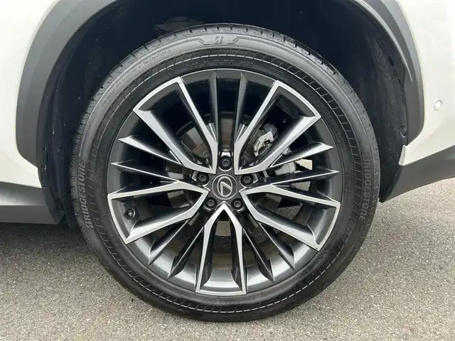 レクサス ＮＸ 350h バージョンL 愛知県 2023(令5)年 2.2万km ソニッククォーツ ＡＷＤ　/14インチディスプレイオーディオ（コネクテッドナビ対応）/パノラマルーフ（IR・UVカット機能付/チルト＆アウタースライド式）/電子インナーミラー（前後方ドラレコ搭載）　/ＤＴＶ　/ＢＴ　/本革シート/純正フロアマット　/“マークレビンソン”プレミアムサラウンドサウンドシステム/レーダークルーズコントロール　/ヘッドアップディスプレイ/TFT液晶式メーター/カラーヘッドアップディスプレイ（連動ステアリングスイッチ付）/Lexus Safety System ＋/レーンディパーチャーアラート［LDA］/レーントレーシングアシスト［LTA］/レーンチェンジアシスト［LCA]/ブラインドスポットモニター［BSM］/パノラミックビューモニター（床下透過表示機能付）/全席シートヒーター/235/50R20　純正ホイール/ETC2.0/パワーバックドア