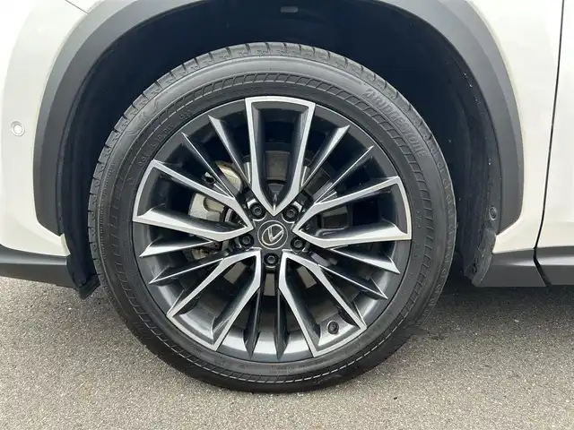 レクサス ＮＸ 350h バージョンL 愛知県 2023(令5)年 2.2万km ソニッククォーツ ＡＷＤ　/14インチディスプレイオーディオ（コネクテッドナビ対応）/パノラマルーフ（IR・UVカット機能付/チルト＆アウタースライド式）/電子インナーミラー（前後方ドラレコ搭載）　/ＤＴＶ　/ＢＴ　/本革シート/純正フロアマット　/“マークレビンソン”プレミアムサラウンドサウンドシステム/レーダークルーズコントロール　/ヘッドアップディスプレイ/TFT液晶式メーター/カラーヘッドアップディスプレイ（連動ステアリングスイッチ付）/Lexus Safety System ＋/レーンディパーチャーアラート［LDA］/レーントレーシングアシスト［LTA］/レーンチェンジアシスト［LCA]/ブラインドスポットモニター［BSM］/パノラミックビューモニター（床下透過表示機能付）/全席シートヒーター/235/50R20　純正ホイール/ETC2.0/パワーバックドア