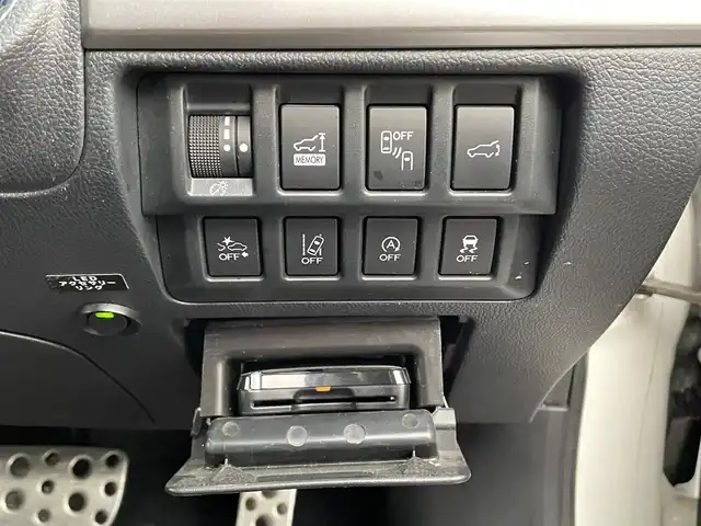 日産 エルグランド 250ハイウェイスター 道央・札幌 2013(平25)年 10.9万km ブリリアントホワイトパール (株)IDOMが運営する【じしゃロン札幌豊平店】の自社ローン専用車両になりますこちらは現金またはオートローンご利用時の価格です。自社ローンご希望の方は別途その旨お申付け下さい/プッシュスタート/ハーフレザーシート/純正ナビ・TV/全周囲モニター/パワースライドドア/社外フリップダウンモニター/ETC