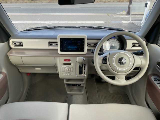 スズキ ラパン X 三重県 2023(令5)年 1万km テラコッタピンクメタリック/ソフトベージュ 2トーン メーカーオプション/・ソフトベージュルーフ/・ソフトベージュドアミラー/セーフティサポート/・デュアルカメラブレーキサポート/・誤発進抑制機能/・車線逸脱警報機能/・ふらつき警報機能/・先行車発進お知らせ機能/・後退時ブレーキサポート/・標識認識機能/・リアパーキングセンサー/・ハイビームアシスト/アイドリングストップシステム/エネチャージ/1オーナー/純正ディスプレイオーディオ/【Bluetooth/USB/スマホ連携】/バックカメラ/前後ドライブレコーダー/D/N席シートヒーター/オートライト/LEDヘッドランプ/155/65R14インチ純正AW/プッシュスタート/スマートキー/スペアキー/純正フロアマット