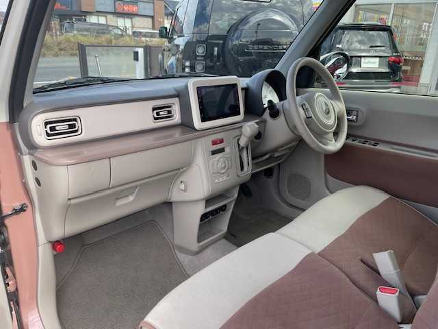 スズキ ラパン X 三重県 2023(令5)年 1万km テラコッタピンクメタリック/ソフトベージュ 2トーン メーカーオプション/・ソフトベージュルーフ/・ソフトベージュドアミラー/セーフティサポート/・デュアルカメラブレーキサポート/・誤発進抑制機能/・車線逸脱警報機能/・ふらつき警報機能/・先行車発進お知らせ機能/・後退時ブレーキサポート/・標識認識機能/・リアパーキングセンサー/・ハイビームアシスト/アイドリングストップシステム/エネチャージ/1オーナー/純正ディスプレイオーディオ/【Bluetooth/USB/スマホ連携】/バックカメラ/前後ドライブレコーダー/D/N席シートヒーター/オートライト/LEDヘッドランプ/155/65R14インチ純正AW/プッシュスタート/スマートキー/スペアキー/純正フロアマット