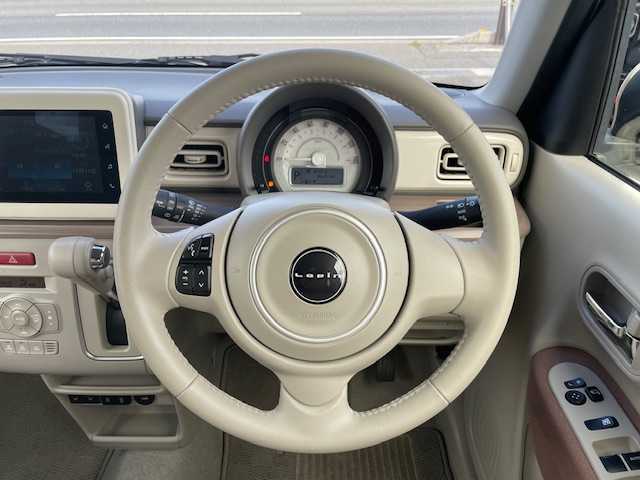 スズキ ラパン X 三重県 2023(令5)年 1万km テラコッタピンクメタリック/ソフトベージュ 2トーン メーカーオプション/・ソフトベージュルーフ/・ソフトベージュドアミラー/セーフティサポート/・デュアルカメラブレーキサポート/・誤発進抑制機能/・車線逸脱警報機能/・ふらつき警報機能/・先行車発進お知らせ機能/・後退時ブレーキサポート/・標識認識機能/・リアパーキングセンサー/・ハイビームアシスト/アイドリングストップシステム/エネチャージ/1オーナー/純正ディスプレイオーディオ/【Bluetooth/USB/スマホ連携】/バックカメラ/前後ドライブレコーダー/D/N席シートヒーター/オートライト/LEDヘッドランプ/155/65R14インチ純正AW/プッシュスタート/スマートキー/スペアキー/純正フロアマット