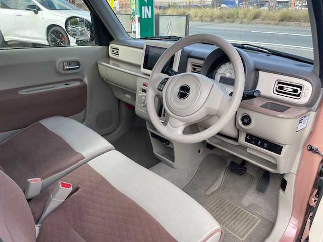 スズキ ラパン X 三重県 2023(令5)年 1万km テラコッタピンクメタリック/ソフトベージュ 2トーン メーカーオプション/・ソフトベージュルーフ/・ソフトベージュドアミラー/セーフティサポート/・デュアルカメラブレーキサポート/・誤発進抑制機能/・車線逸脱警報機能/・ふらつき警報機能/・先行車発進お知らせ機能/・後退時ブレーキサポート/・標識認識機能/・リアパーキングセンサー/・ハイビームアシスト/アイドリングストップシステム/エネチャージ/1オーナー/純正ディスプレイオーディオ/【Bluetooth/USB/スマホ連携】/バックカメラ/前後ドライブレコーダー/D/N席シートヒーター/オートライト/LEDヘッドランプ/155/65R14インチ純正AW/プッシュスタート/スマートキー/スペアキー/純正フロアマット